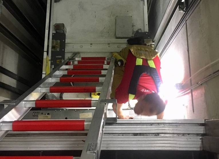 Einsatzkräfte versuchten sich Zugang zum Aufzug zu verschaffen