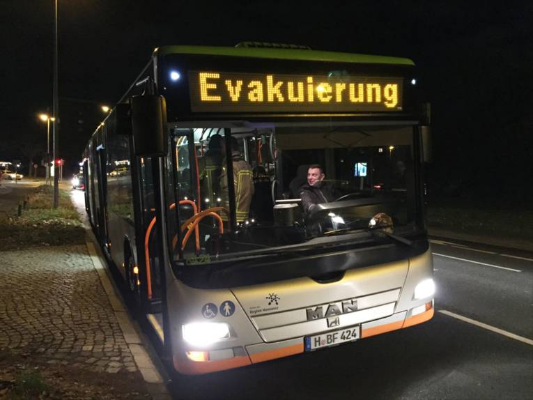 Bus in der Dunkelheit. Oben drüber steht "Evakuierung". 