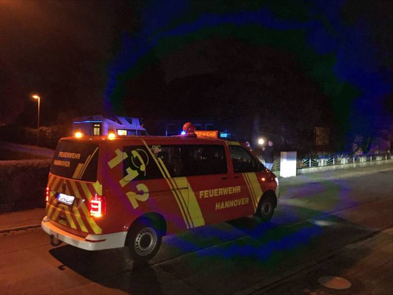 Ein Lautsprecherwagen der Feuerwehr in der Dunkelheit. 