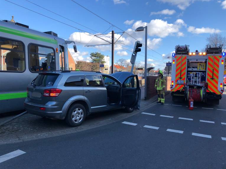 Eine Stadtbahn stößt mir einem Auto zusammen