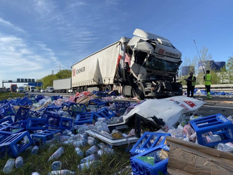 Die Einsatzkräfte streuten ausgelaufene Betriebsstoffe mit Bindemittel ab und beseitigten die Ladung des aufgefahrenen Sattlaufliegers, die sich über weite Teile der Fahrbahnen verteilt hatte.