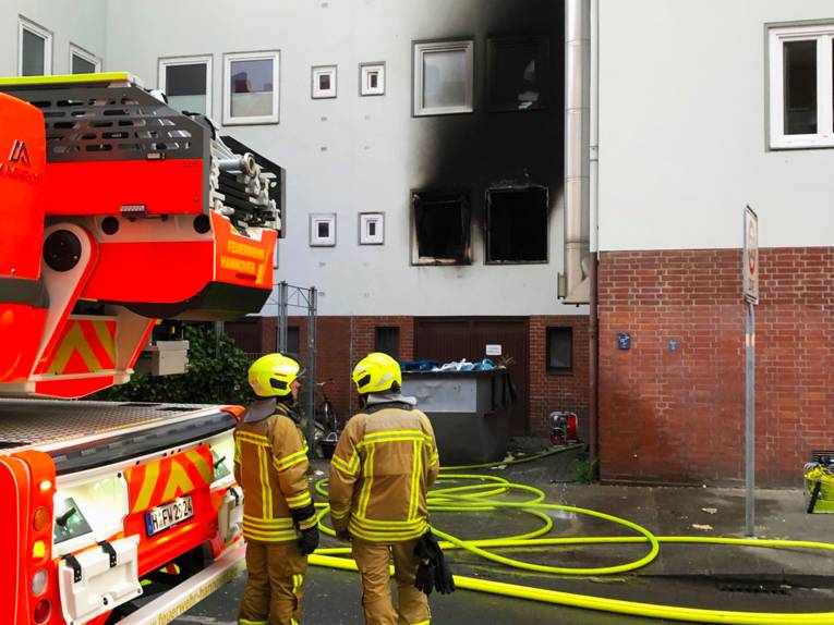 Schwarzer Ruß vor einem Fenster einer Wohnung im Stadtteil List.
