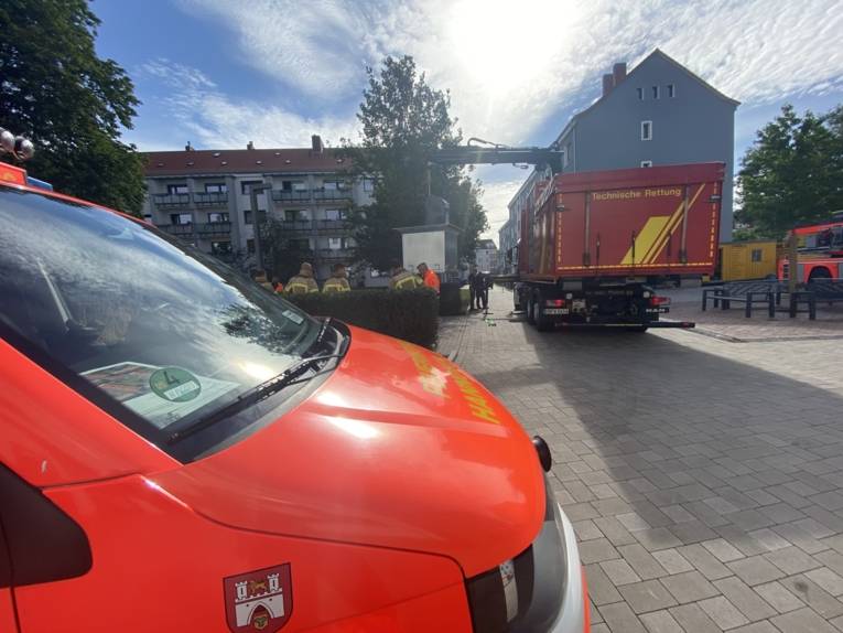 Um im Einsatzfall schnell die geeigneten Maßnahmen einleiten zu können, sind für uns die Besonderheiten im Umgang mit den Müllsammelbehältern bei Brandeinsätzen oder Technischen Hilfeleistungen wichtig