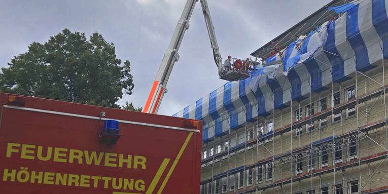 Am Gebäude des Finanzamtes Hannover Mitte stürzten in ca. 20 m Höhe Teile eines Baugerüstes ein. 