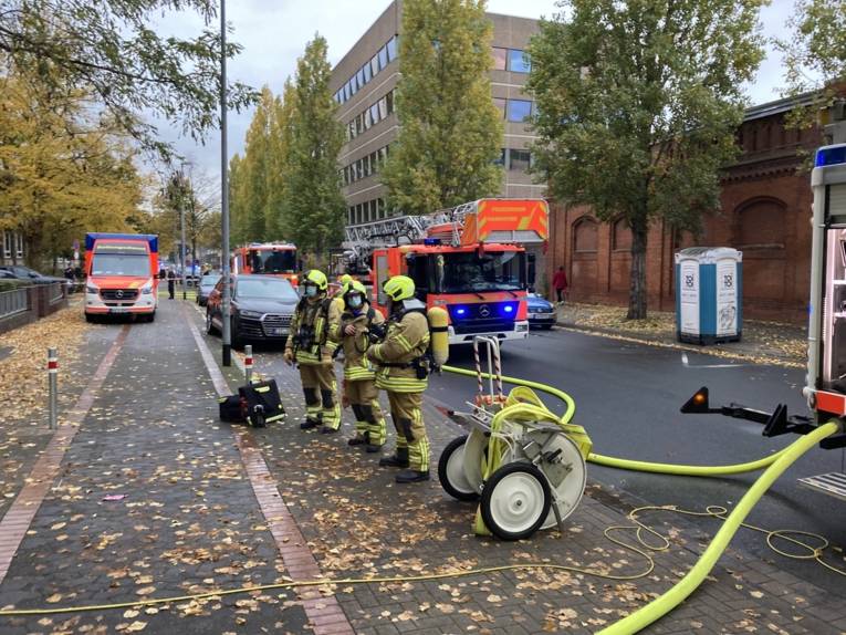 Ein Sicherheitstrupp steht vor der Tiefgarage in Bereitstellung.