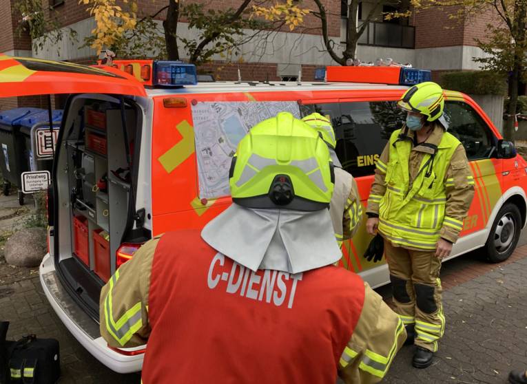 Lagebesprechung am ELW der EInsatzleitung.