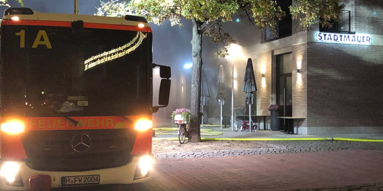 Ein Feuerwehrauto vor einem Restaurant