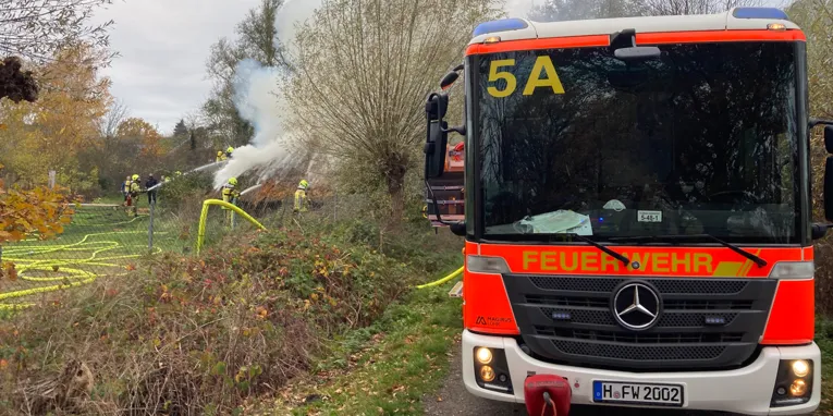 Die Feuerwehr löscht ein Feuer