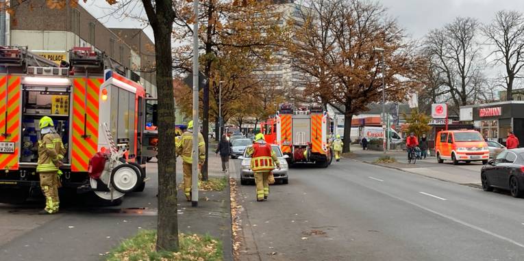 Feuerwehrautos auf einer Straße