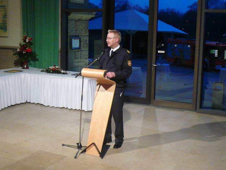 Feuerwehrchef Claus Lange richtet seine Grußworte an die Gäste und Einsatzkräfte