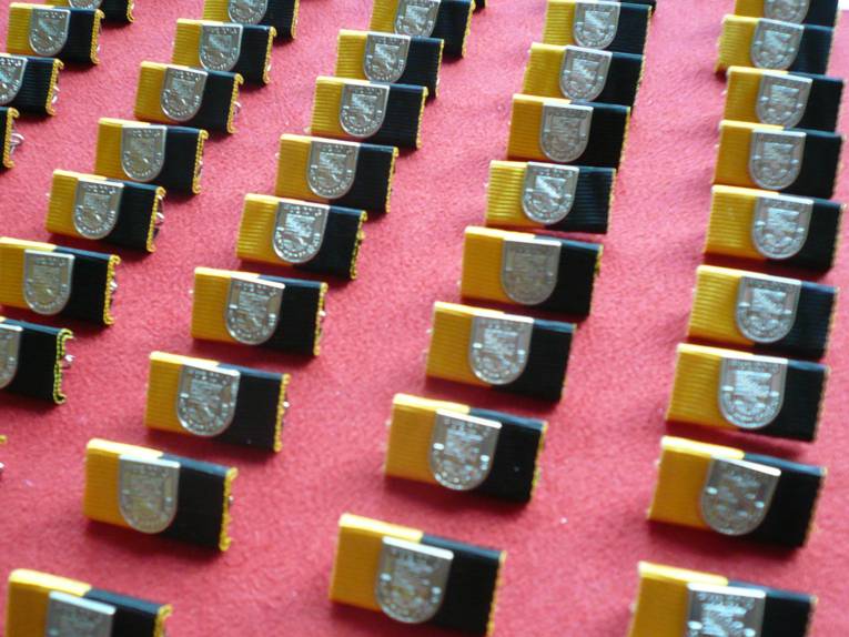 Die Fluthelfernadeln des Landes Sachsen Anhalt werden an die EInsatzkräfte übergeben