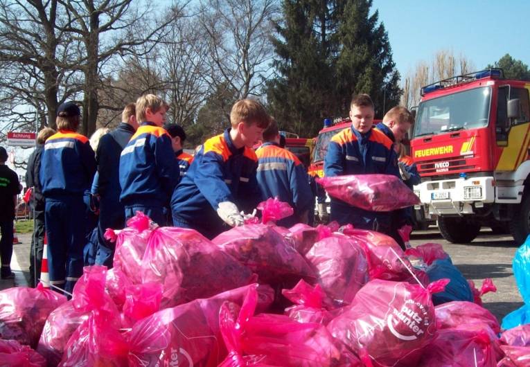 Die während der Müllsammelaktion prall gefüllten rund 200 Müllsäcke der Kinder- und Jugendfeuerwehren wurden zentral am Feuerwerhaus Misburg gesammelt und in den bereitgestellten Großcontainer geworfen.