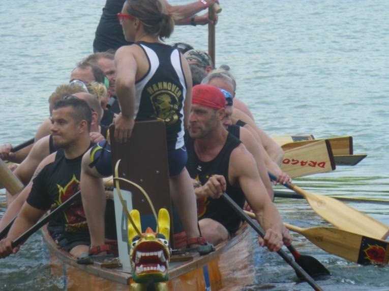 Das Drachenbootteam der Berufsfeuerwehr Hannover war auf dem Maschsee nicht zu schlagen und erkämpfte sich im großen Finale den fünften Sieg.