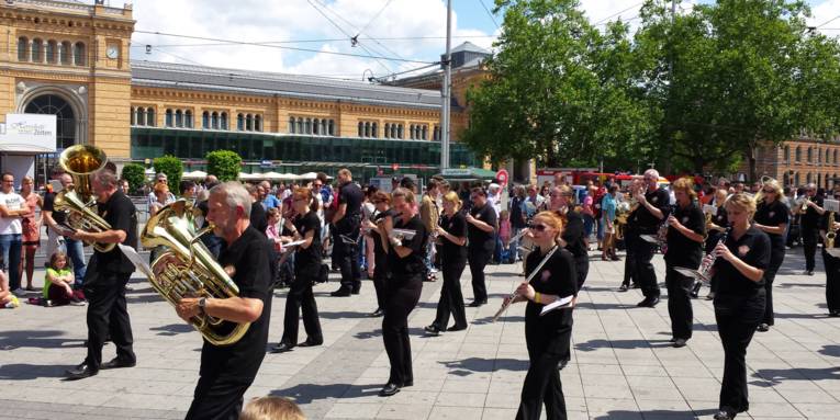 Das Sinfonische Blasorchester der Feuerwehr Hannover OPUS 112 startete im vierten Zug des Schützenausmarsches. 