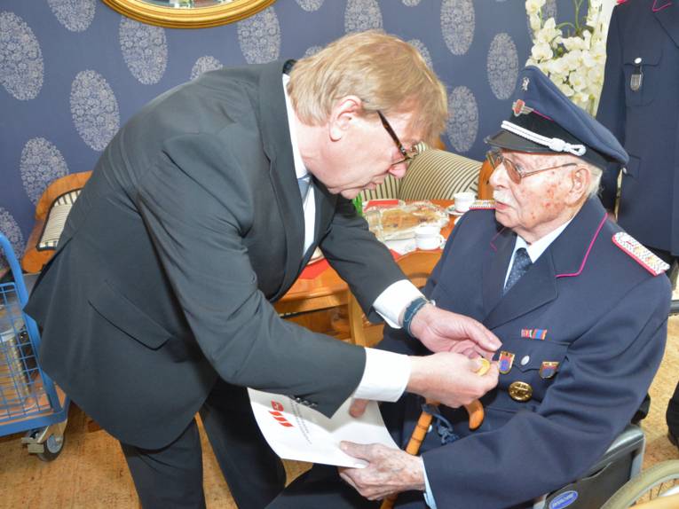 Feuerwehrdezernent Harald Härke nahm im Rahmen einer Jubiläumsfeier die Ehrung des 104-jährigen Kameraden Heinrich Becker vor und dankte ihm für seinen unermüdlichen ehrenamtlichen Einsatz 