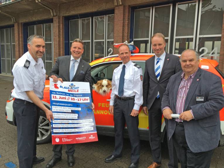 Die Veranstaltungspartner präsentieren das Programmhighlights der Blaulichtmeile bei einem Pressetermin (v.l.n.r.): Michael Hintz (Feuerwehr Hannover), Martin Prenzler (City-Gemeinschaft), Maskottchen Timmy, Christian Lang (Feuerwehr Hannover), Bernd Heinold (Deutsche Messe AG), Matthias Ludwig (vfdb).