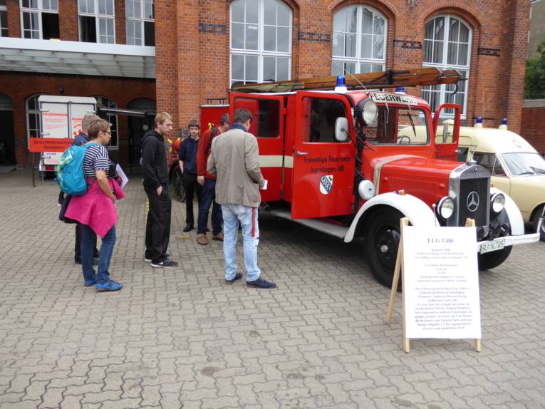 Auf dem Hof der Feuer- und Rettungswache 10 waren mehrere Oldtimer-Feuerwehrfahrzeuge ausgestellt, die sehr großen Anklang bei den Besuchern fanden.
