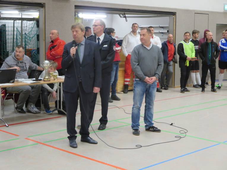 Feuerwehrdezernent Harald Härke eröffnet das 31. Städtische Hallenfußballturnier zusammen mit dem BSG-Vorsitzenden Martin Flemming und Örtlichem Personalrat Mario Kraatz.