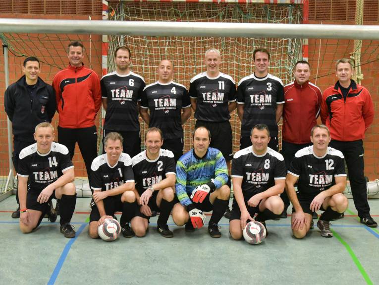 Hannovers Mannschaft in der 22. Offenen Deutschen Feuerwehrmeisterschaft im Hallenfußball für Senioren in Hannover am 25.11.2017
