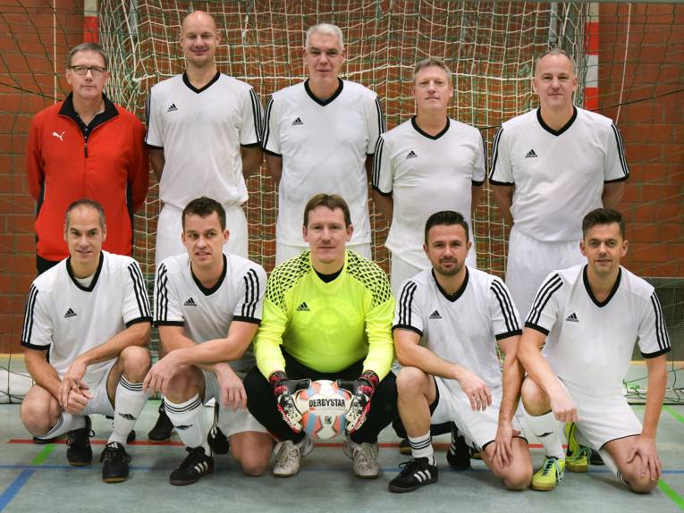 Bremerhavens Siegermannschft in der 22. Offenen Deutschen Feuerwehrmeisterschaft im Hallenfußball für Senioren in Hannover am 25.11.2017