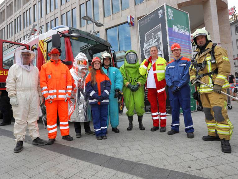 Die Helfer und Retter von Hannovers Feuerwehr, von den Hilfsorganisationen und privaten Anbietern des Rettungsdienstes, vom THW und von der DLRG präsentieren Blaulichtmeile in der Innenstadt von Hannover.