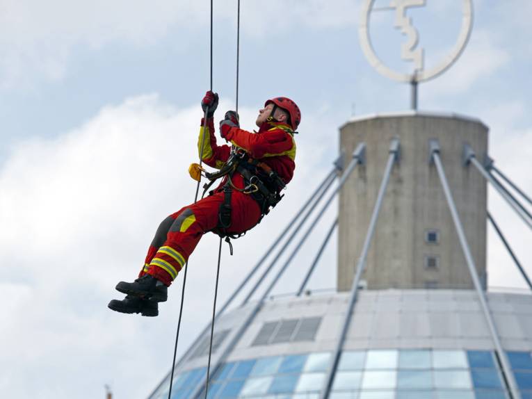Höhenretter vor dem Convention Center auf dem Messegelände