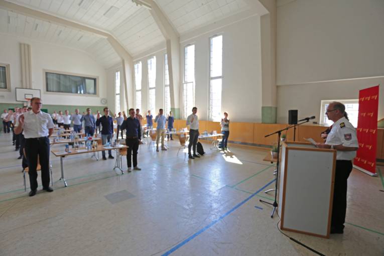 Leiter der Feuerwehr Dieter Rohrberg vereidigt 24 Brandmeisteranwärter*innen im Rahmen der feierlichen Zeremonie