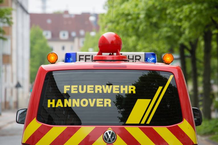 Ein Auto der Feuerwehr mit Lautsprecher zur Warnung