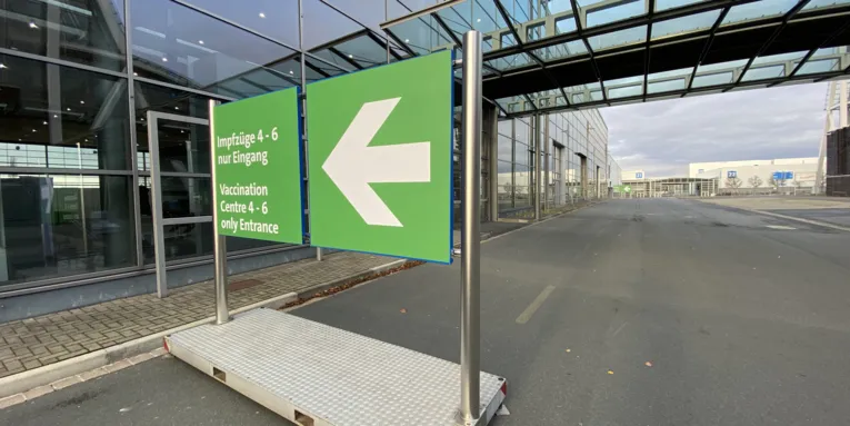 Hinweisschild Impfzug vor der Messehalle