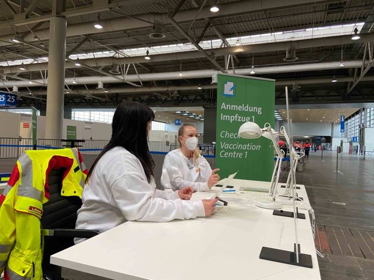 Zwei Frauen an einem Tisch