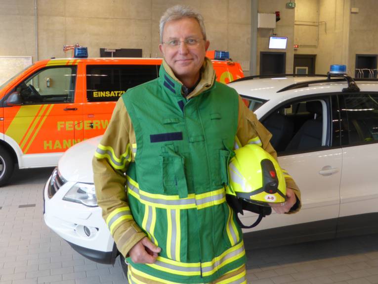 Ein Mann steht vor einem Auto