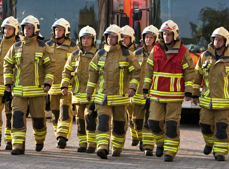 EInsatzkräfte mit der neuen Feuerwehrschutzkleidung