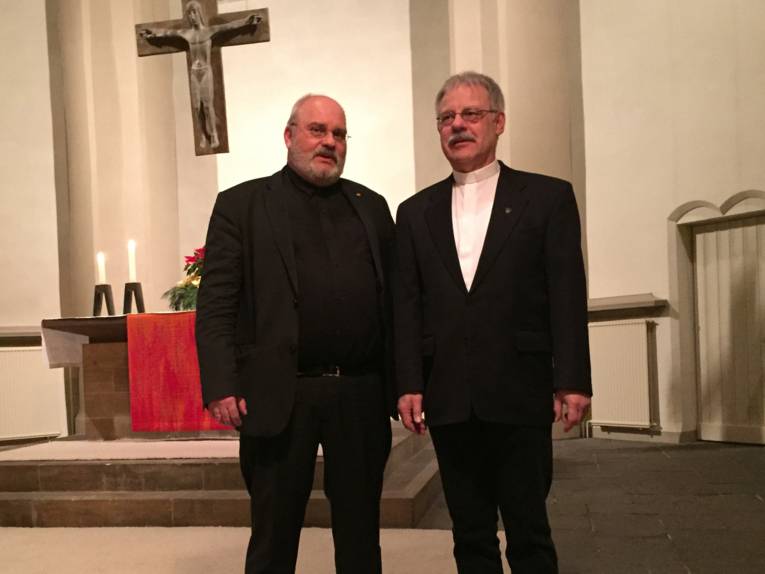 Pastor Matthias Stalmann (li.) wurde in seine neue Funktion im Leitungsteam der hannoverschen Notfallseelsorge eingeführt und übernimmt die Aufgabe von Pastor Reinhard Feders (re.), der nach fast zwölf Jahren mit Eintritt in den Ruhestand aus dem Amt ausscheidet.