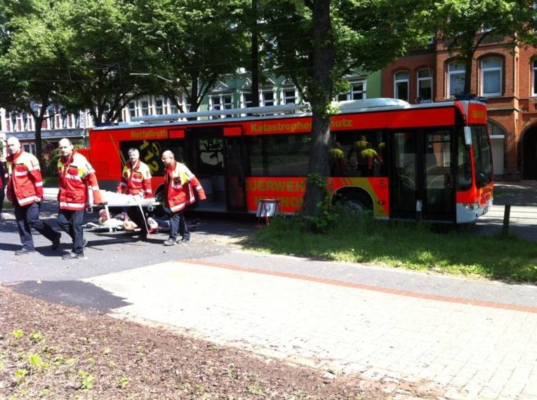 Großraumrettungswagen (GRTW) übergibt Patienten an der Erstversorgungsklinik Nordstadt