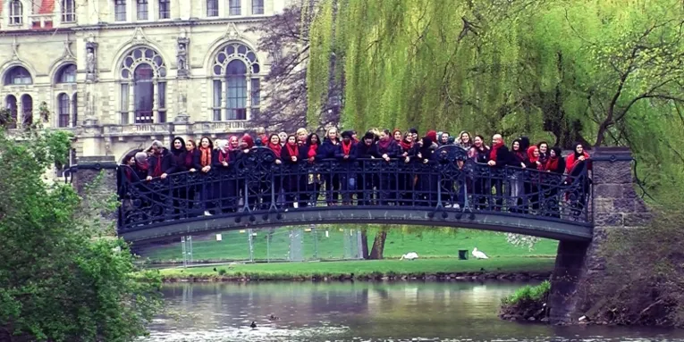 Eine Gruppe Stadtteilmütter auf einer Brücke im Maschpark