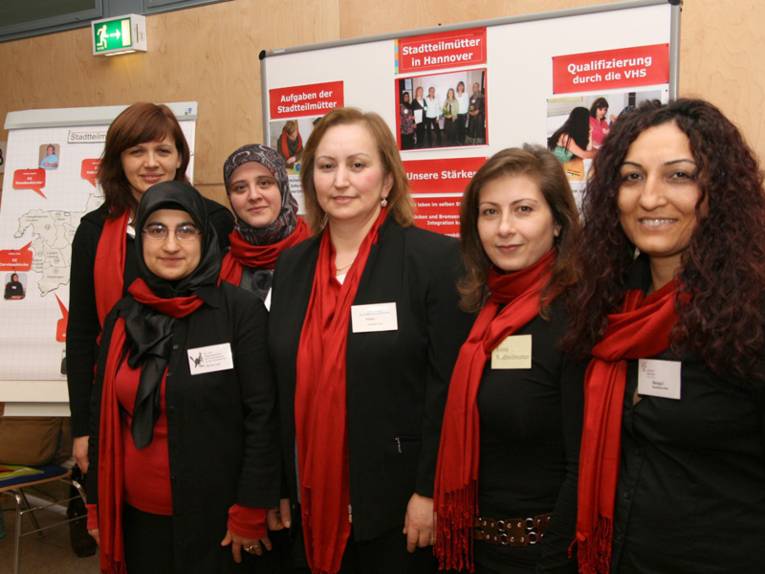 Sechs Frauen, die sich als Stadtteilmütter qualifiziert haben