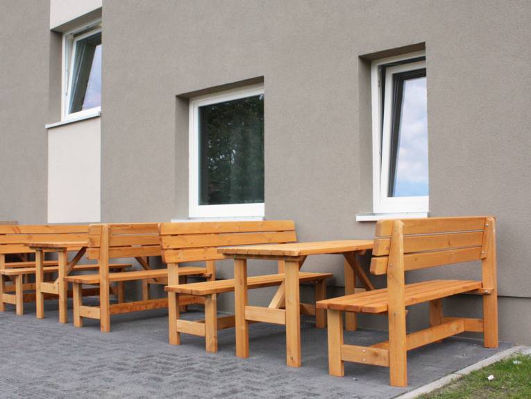 Tische und Bänke vor dem Flüchtlingswohnheim in der Janusz-Korczak-Allee