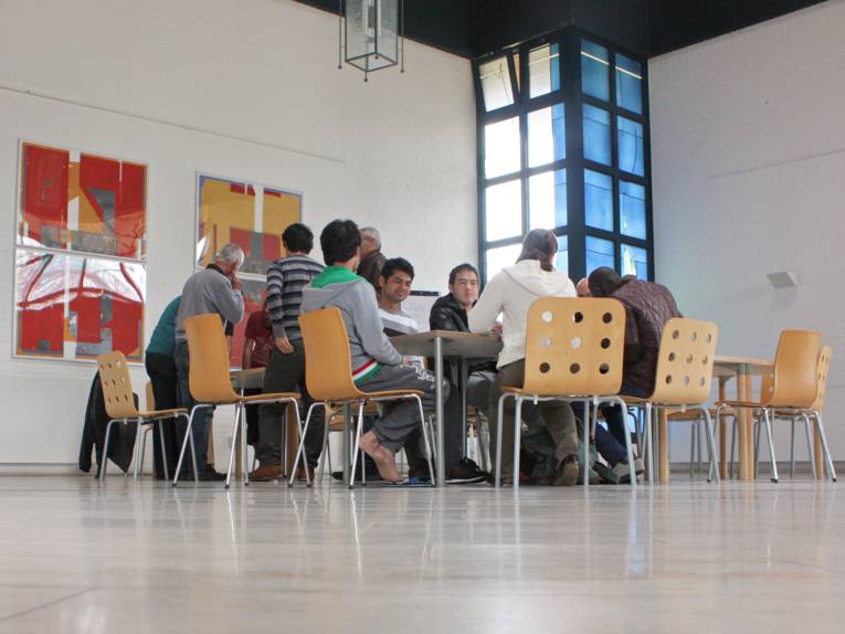 Ein Gruppe junger Männer beim Deutschunterricht im ehem. Oststadtkrankenhaus