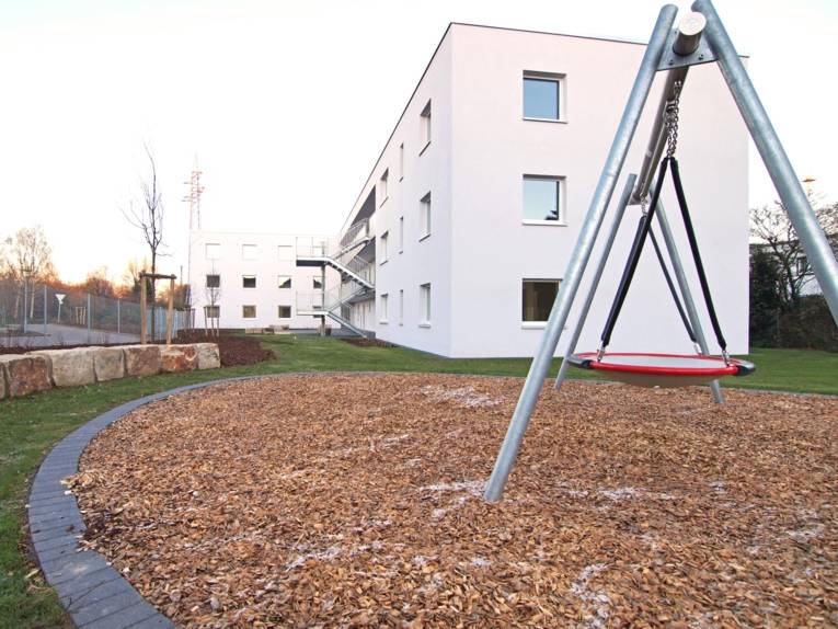 Ein Gelände mit einem Wohnheim. 