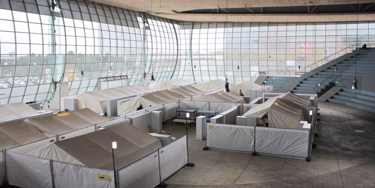 Zeltdörfer zur Flüchtlingsunterbringung im Deutschen Pavillon