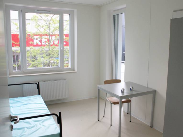 Blick in ein Zimmer im Wohnprojekt für Flüchtlinge in der Kopernikusstraße.