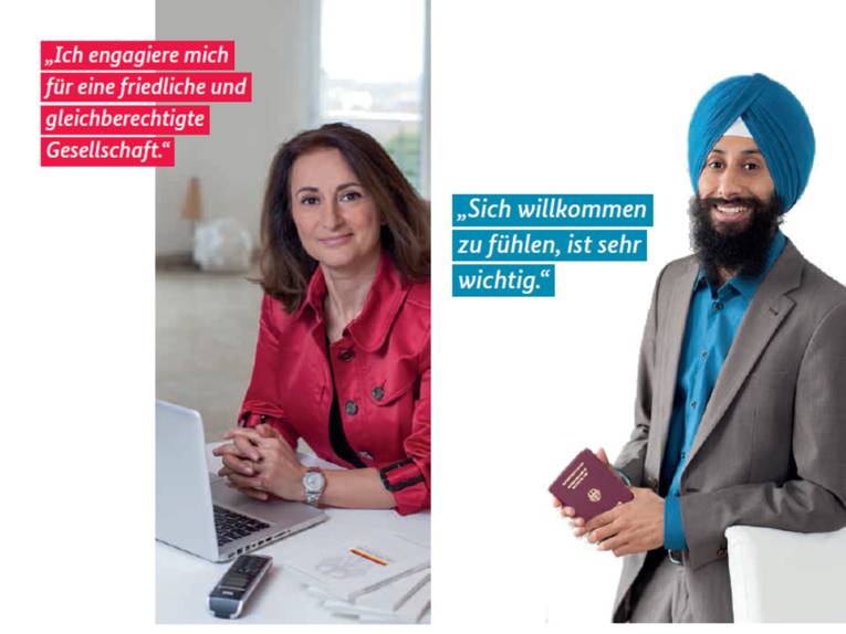 Links ist ein Bild einer Frau, die hinter einem Notebook an einem Schreibtisch steht und mit folgenden Worten zitiert wird: „Ich engagiere mich für eine friedliche und gleichberechtigte Gesellschaft.“ Rechts daneben ist ein Bild eines Mannes mit einem „Panaji“ (indische Variante eines Turbans), der einen EU-Reisepass in den Händen hält und zitiert wird mit: „Sich willkommen zu fühlen ist sehr wichtig.“