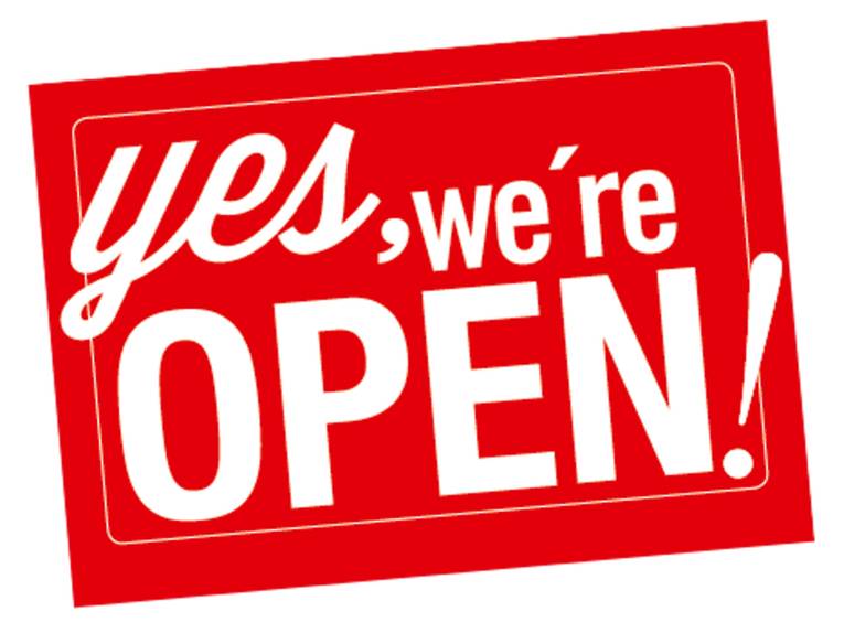 Zweifarbiges Logo mit dem Schriftsatz „Yes, we're open!“.