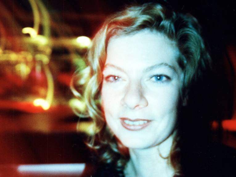 Ein Bild einer Frau, das nachträglich mit Licht- und Unschärfeeffekten versehen wurde.