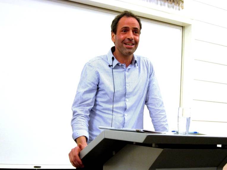 Foto vom Psychologen Dr. Mark Terkessidis während seines Vortrags im Neuen Rathaus in Hannover