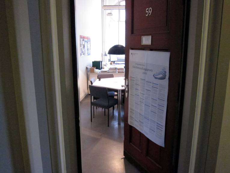 Eine geöffnete Tür, die in ein Büo führt.