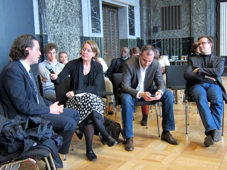 Vordere Reihe (von links): Alptekin Kirci (SPD), Vera Egenberger, Belit Onay (B90/Die Grünen), Dr. Günter Max Behrendt