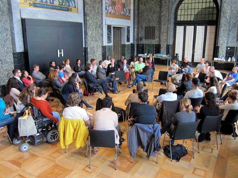 Foto der kreisförmigen Diskussionsrunde „Diskriminierungen bei Einlasskontrollen zu Diskotheken in Hannover“