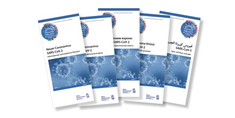 Fünf Flyer mit Informationen über das Coronavirus auf unterschiedlichen Sprachen