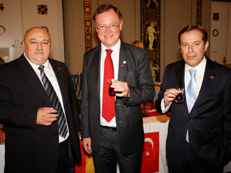 Der Unternehmer Hasan Kurtulus, OB Stephan Weil und der türkische Generalkonsul Tunca Özçuhadar am Teestand